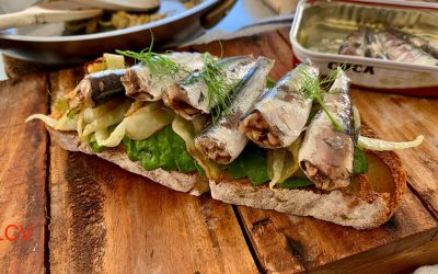 TOSTA, SARDINILLAS, HINOJO, AGUACATE