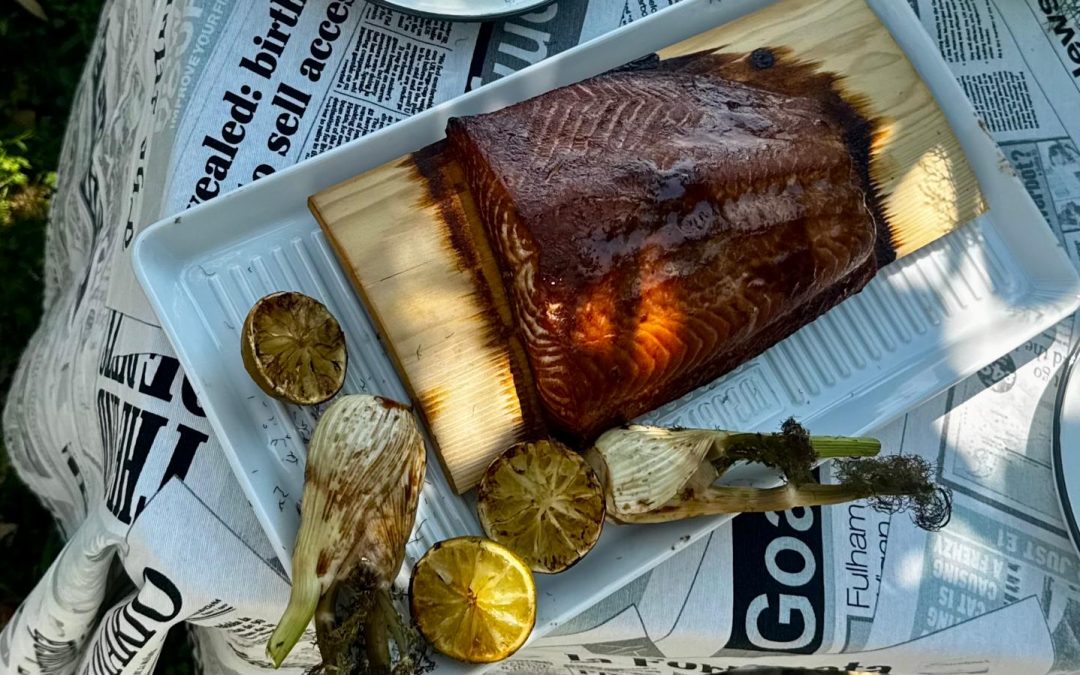 SALMON A LA BARBACOA SOBRE TABLA DE CEDRO